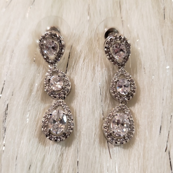 Cubic Zirconia drop earrings - Picture 2 of 3